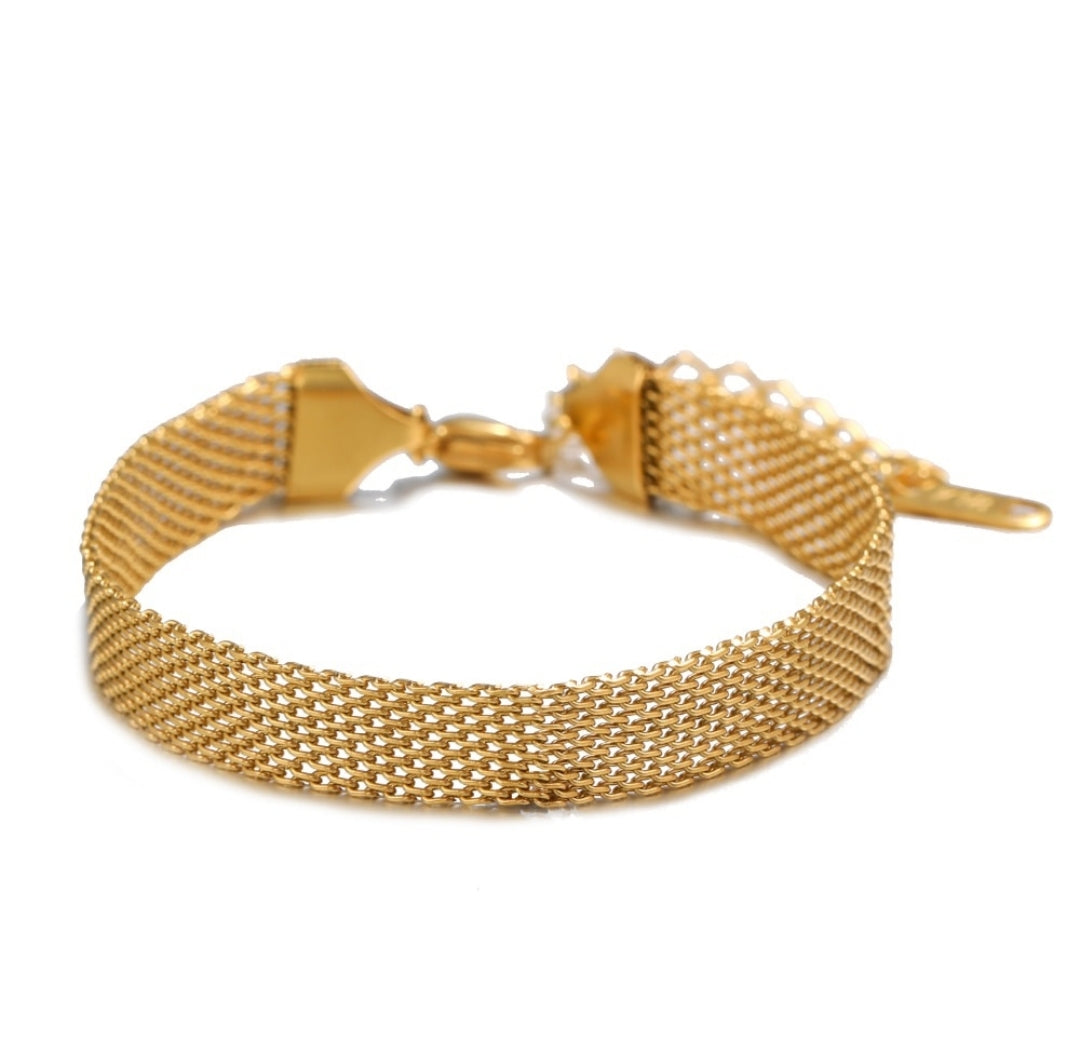 Golden Mesh-Link Chain Bracelet with Secure Clasp