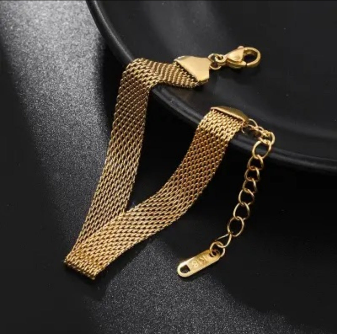Golden Mesh-Link Chain Bracelet with Secure Clasp
